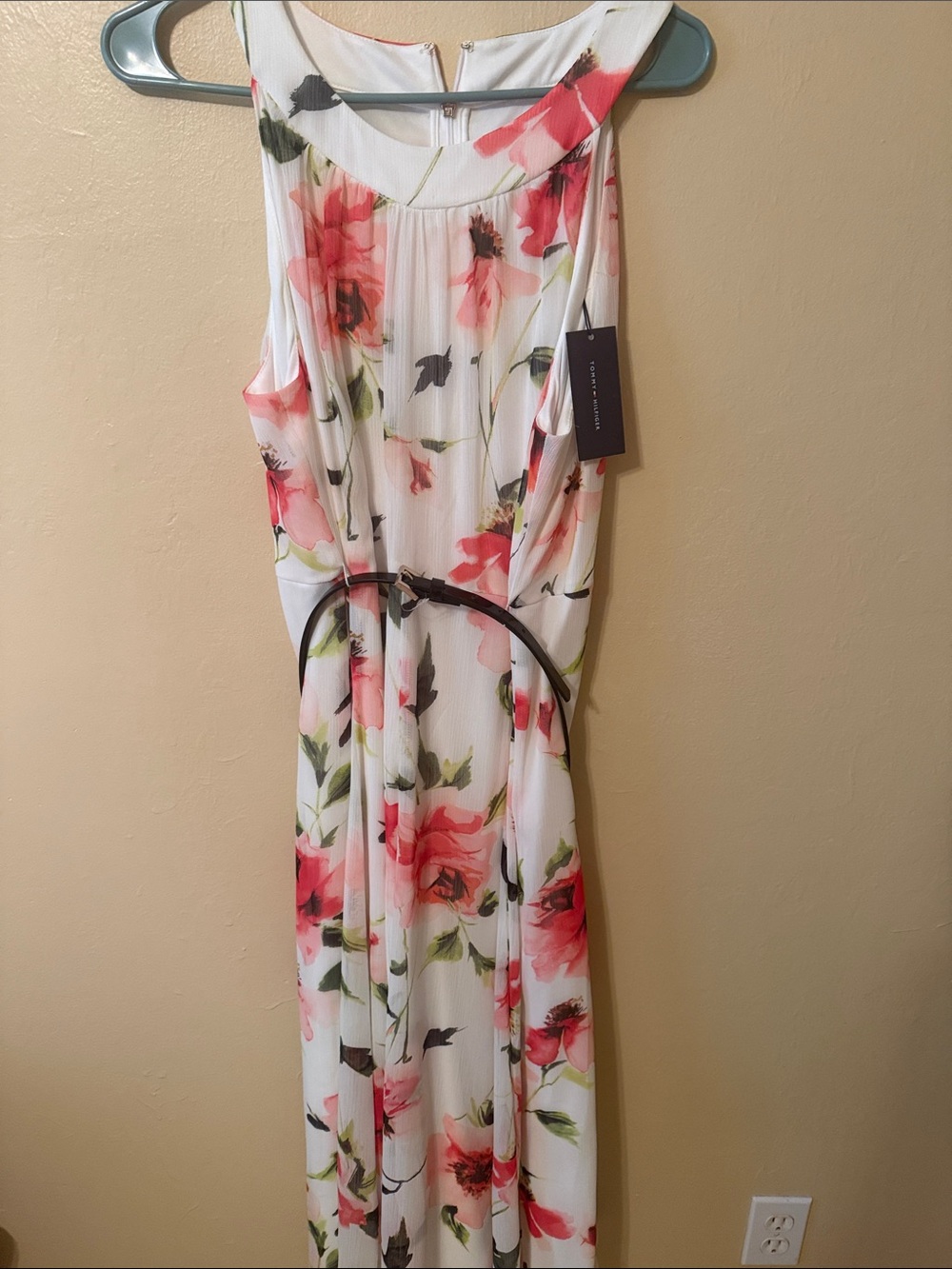 Floral Sleeveless Maxi Dress in White and Pink